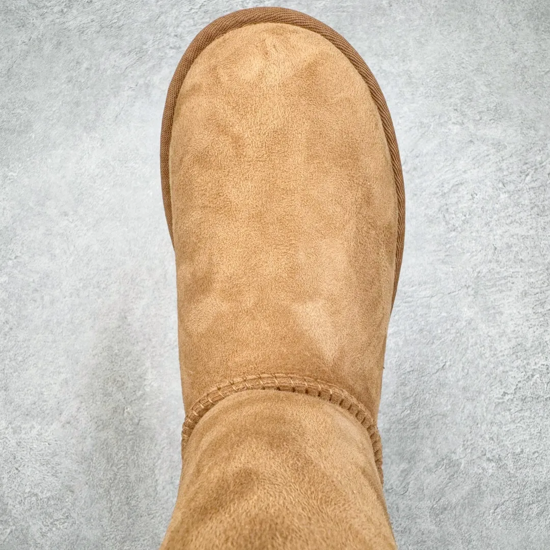 Pick up locally💰520 UGG 6223 Classic autumn and winter sheepskin and fur all-in-one snow boots. All shoes are made from ZP. Longfeng A-grade Australian imported sheepskin and fur all-in-one boots for men and women. Brand OEM production line. Fully follows the ZP process. OEM original pattern maker. Adhering to the principle of no original shoes and no development selection. Pay attention to every detail. The most authentic version on the market TREADLITE "Light Wing" technology outsole Lightweight/durable/flexible/pile size: 35 36 37 38 39 40 41 42 43 44 45 Coding: by2936080